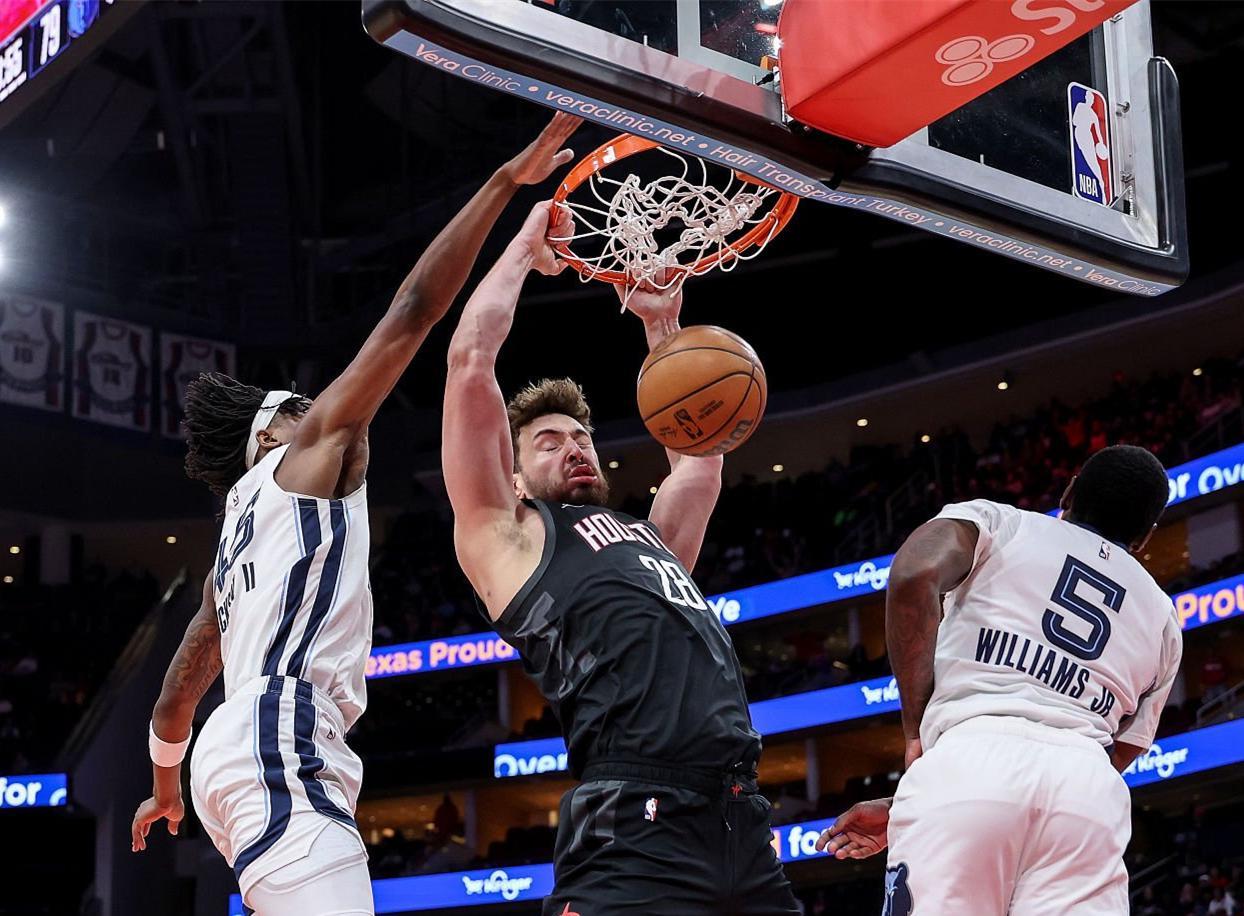 九游体育-轰33+9+6!火箭23岁王牌中锋复活,杜兰特大赞:和我配合越发默契