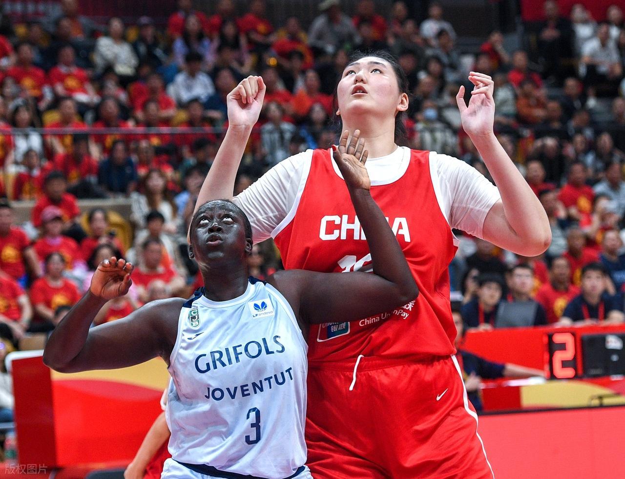 29岁!没组织没进攻,上场就是4打5,球迷:她怎么进的中国女篮?